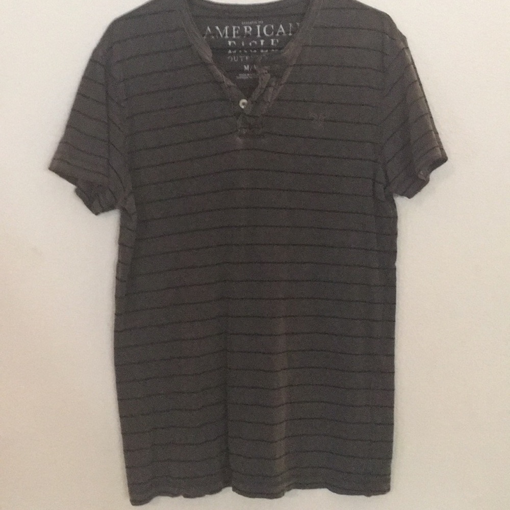 Men’s medium American eagle Henley shirt